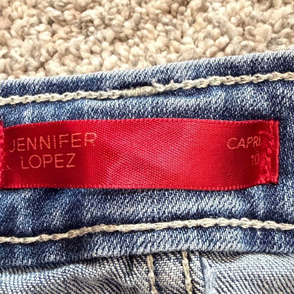 Jennifer Lopez JLO Women's Medium Wash Frayed Raw Hem Denim Capri Jeans Size 10 - Picture 3 of 7